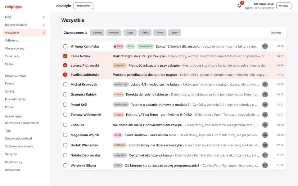 Lista rozmów w HelpStyle z przykładowymi danymi: trzy zaznaczone rozmowy i pasek akcji Zaznaczone: 3 z przyciskami Zamknij, Przydziel, Taguj, Odłóż, Pilne i Spam