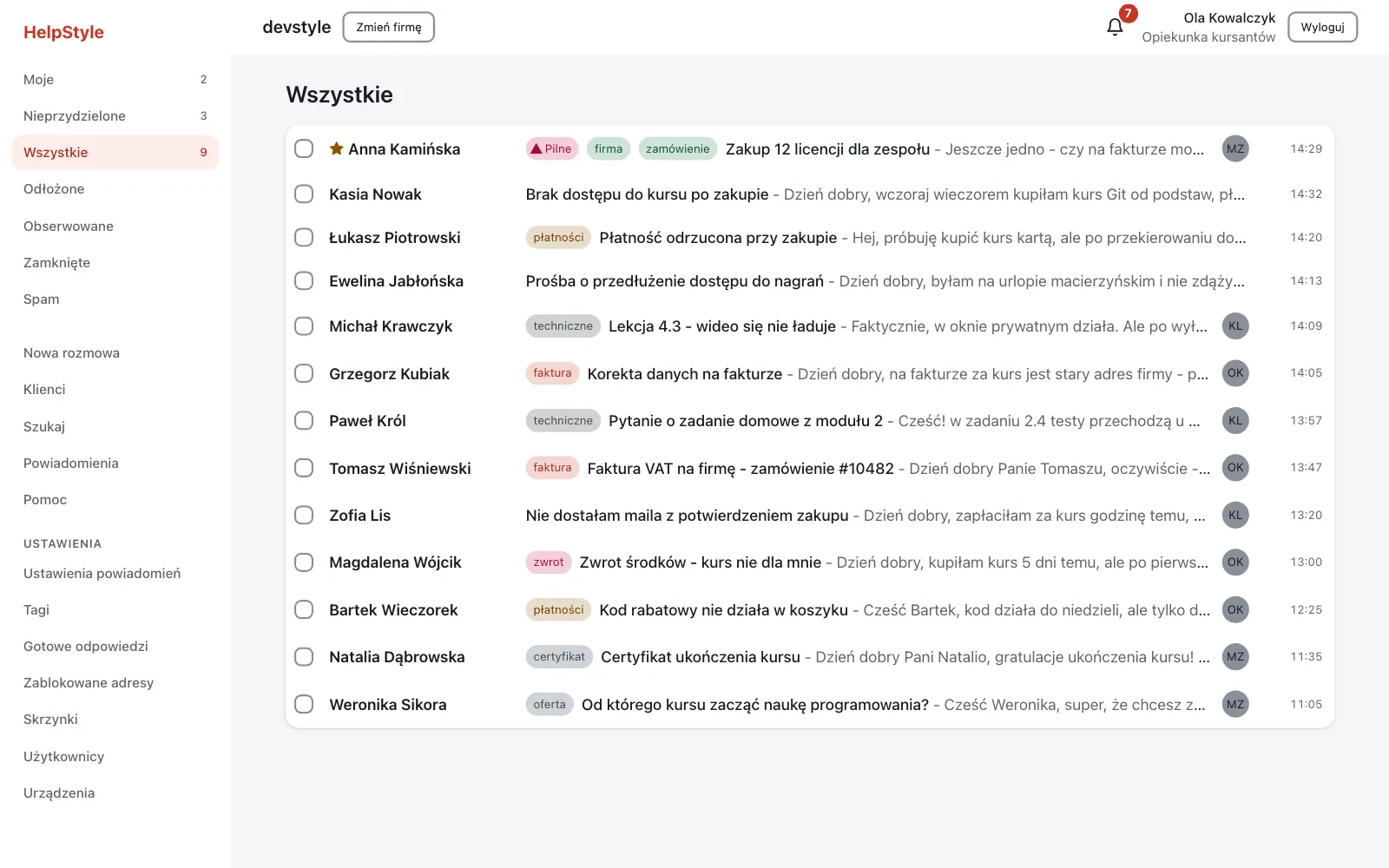 Panel HelpStyle z przykładowymi danymi: menu z widokami Moje, Nieprzydzielone, Wszystkie, Odłożone, Obserwowane, Zamknięte i Spam, a obok lista rozmów w widoku Wszystkie z klientem, tagami, oznaczeniem Pilne, gwiazdką ważnego klienta, inicjałami osoby prowadzącej i godziną