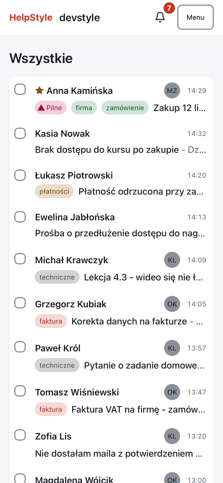 Lista rozmów HelpStyle na telefonie z przykładowymi danymi: przycisk Menu, widok Wszystkie i rozmowy w dwóch linijkach z klientem, godziną, tagami i tematem