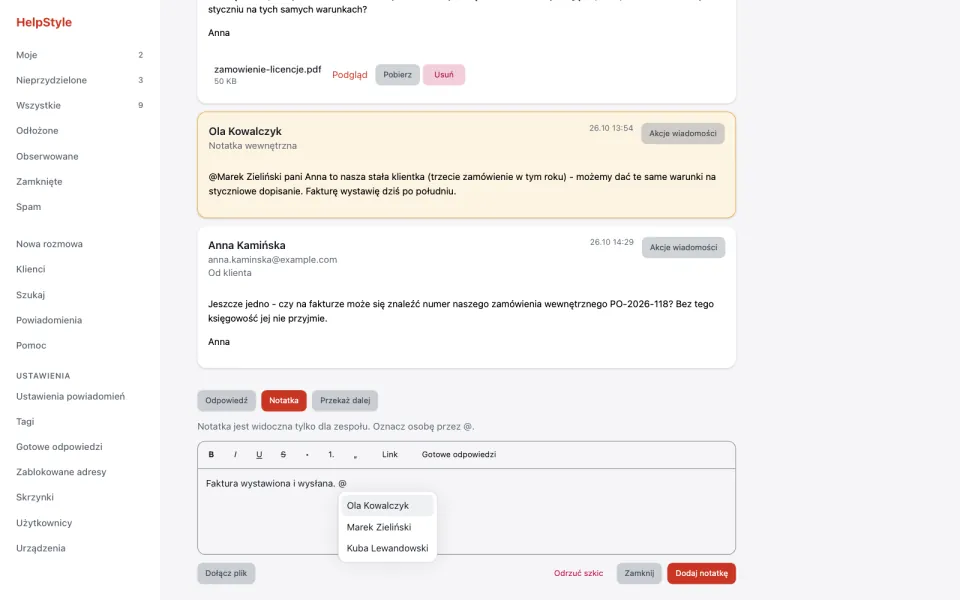 Notatka wewnętrzna w HelpStyle z przykładowymi danymi: wyróżniona notatka z wzmianką @Marek Zieliński w wątku, a w edytorze notatki lista osób do oznaczenia po wpisaniu @